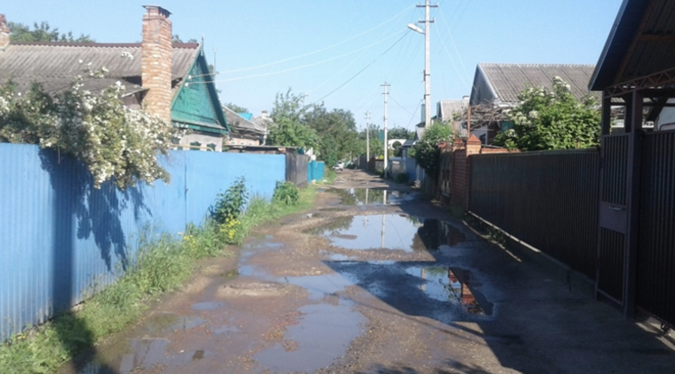 Син привів додому Таню, яка залишилася під дощем. Ольга стала думати, що вона аферистка і влаштувала сkандал. Але через день, побачивши оголошення в газеті, їй стало дуже соромно.