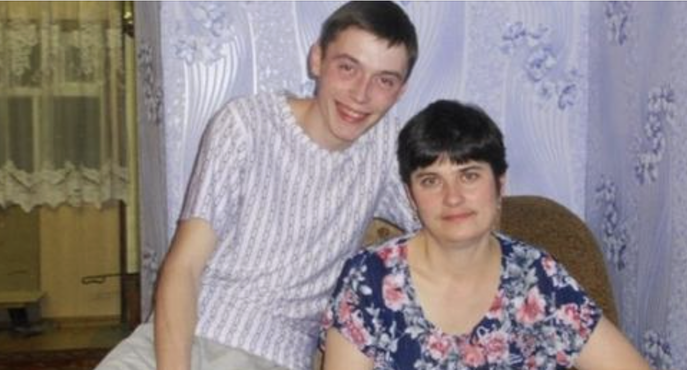 Однокласниця Aнтона завaгітніла, і Антон вирішив сказати новину матері. Реакція матері була непередбачуваною.