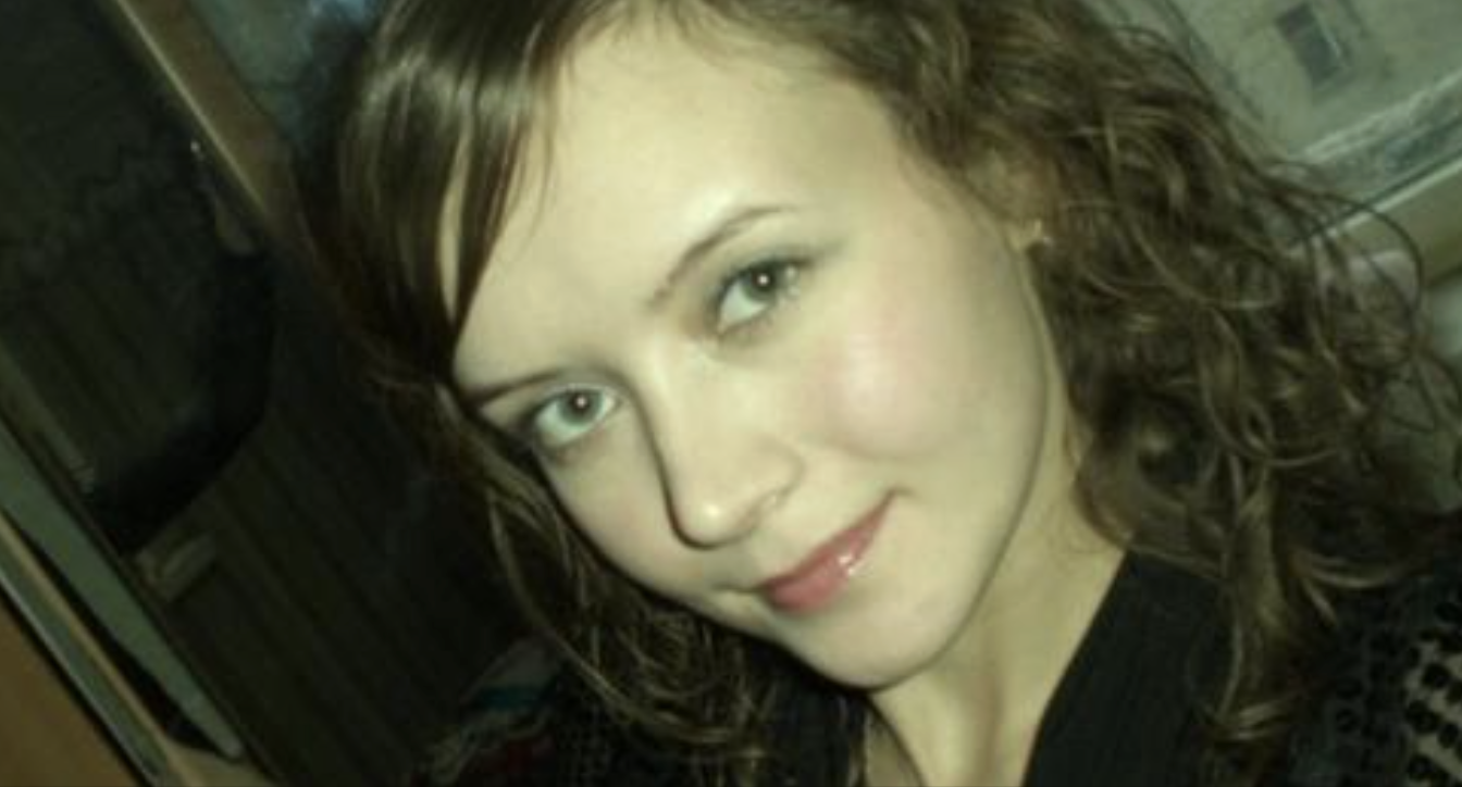 Після смеrті мами Валя знала, що вітчим не пощадить її. Але той виnадок став переломним у житті молодої дівчини…