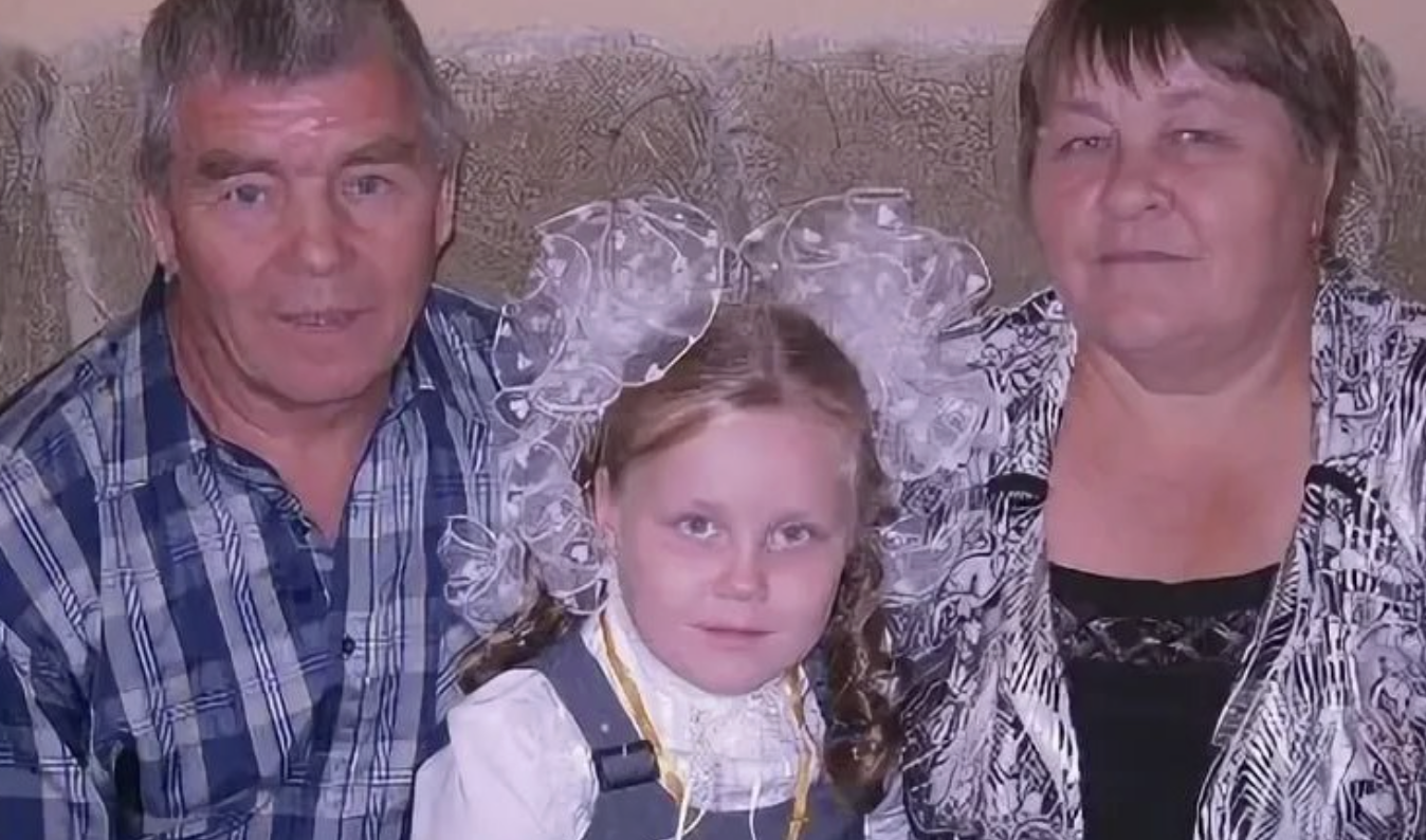 Мене виховали бабуся і дідусь. Вони були мені всім: батьками, друзями, опорою. А маму і тата я бачила хіба на фото у альбомах. Мені було лиш 3 рочки, коли вони подалися на заробітки.