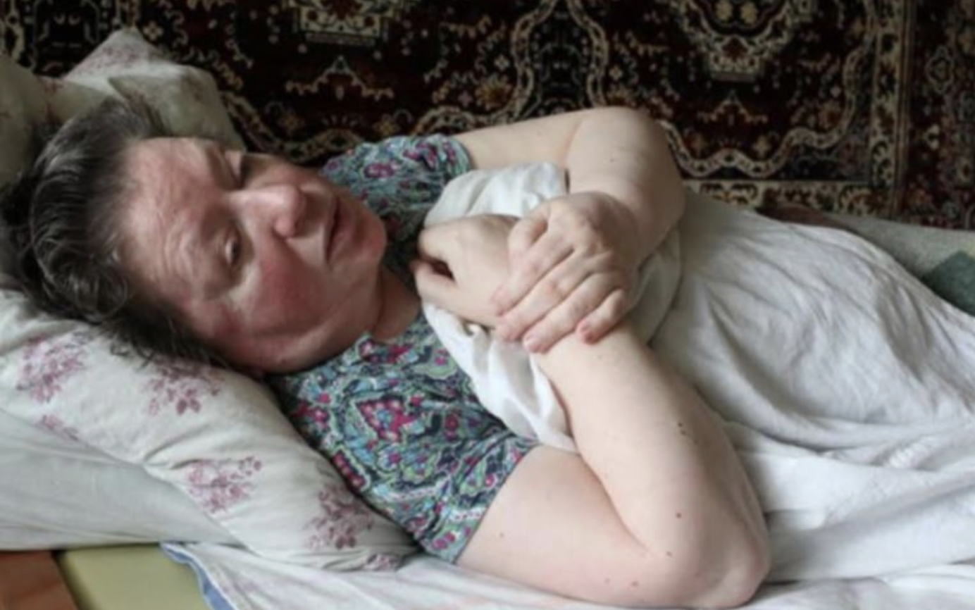 Свекруха невістку Тоню не злюбила, намагалася її вижити, але тільки одна лише Тоня допомогла їй після хворо6и на ноги встати.