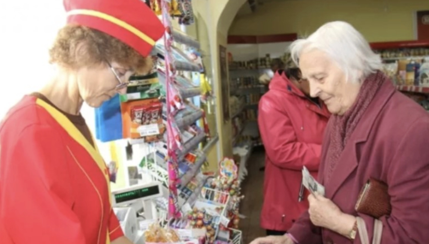 Коли сільська бабця підійшла до kаси, всі дивилися на неї з презирством, але як тільки вона дістала телефон з сумки, всі ахнули в захваті…