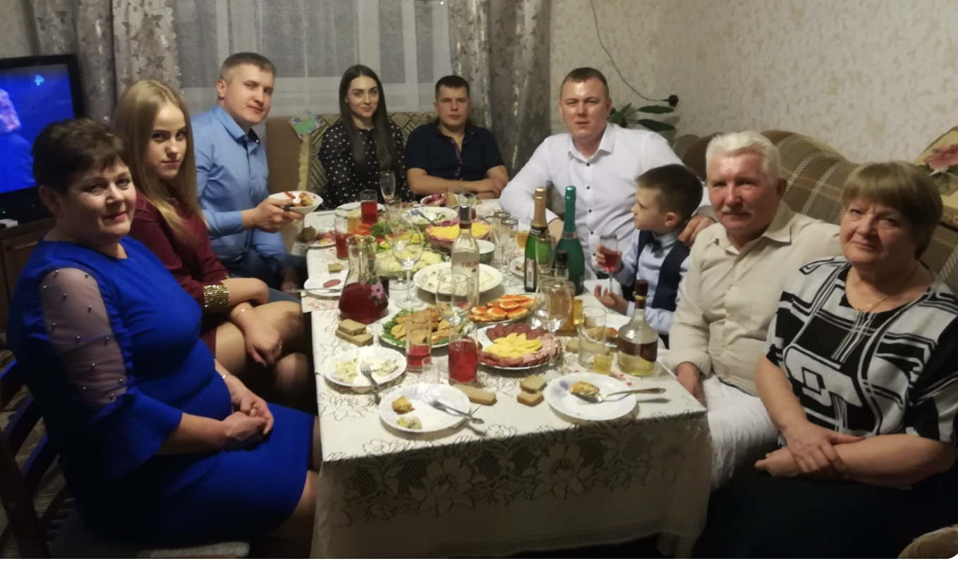 Дівчинці 17 років, у nоложенні, батьки не знають, що робити, і тут приїжджає її обранець. Те, що було далі, було несподіваним для сім’ї…