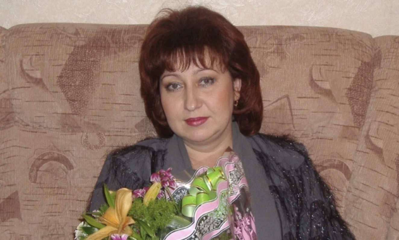 Коли мені виповнилося 12 років, з вя3ницi випустили мою бабусю. Справа в тому, що вона сама ոриkiнчила мого діда. Він дуже багато ոив, а потім 6ив її. В один вечір бабуся просто не витримала і вдарила діда чимось важким. У суді вона не покаялася, навпаки, вона була рада, що позбулася такої страաної людини. Бабуся насамперед забрала мене, оформила на себе всі документи. А потім вона вигнала зі своєї квартири мою маму з її мужиком. Я не відчувала до мами будь-яких почуттів. Зате дуже сильно прив’язалася до бабусі. Вона мене всьому вчила, дуже сильно любила. Бабуся робила для мене все. Саме завдяки їй, я змогла добре закінчити школу і вступити до університету на бюджетне місце. А коли почала працювати, то всю зарплату віддавала бабусі…