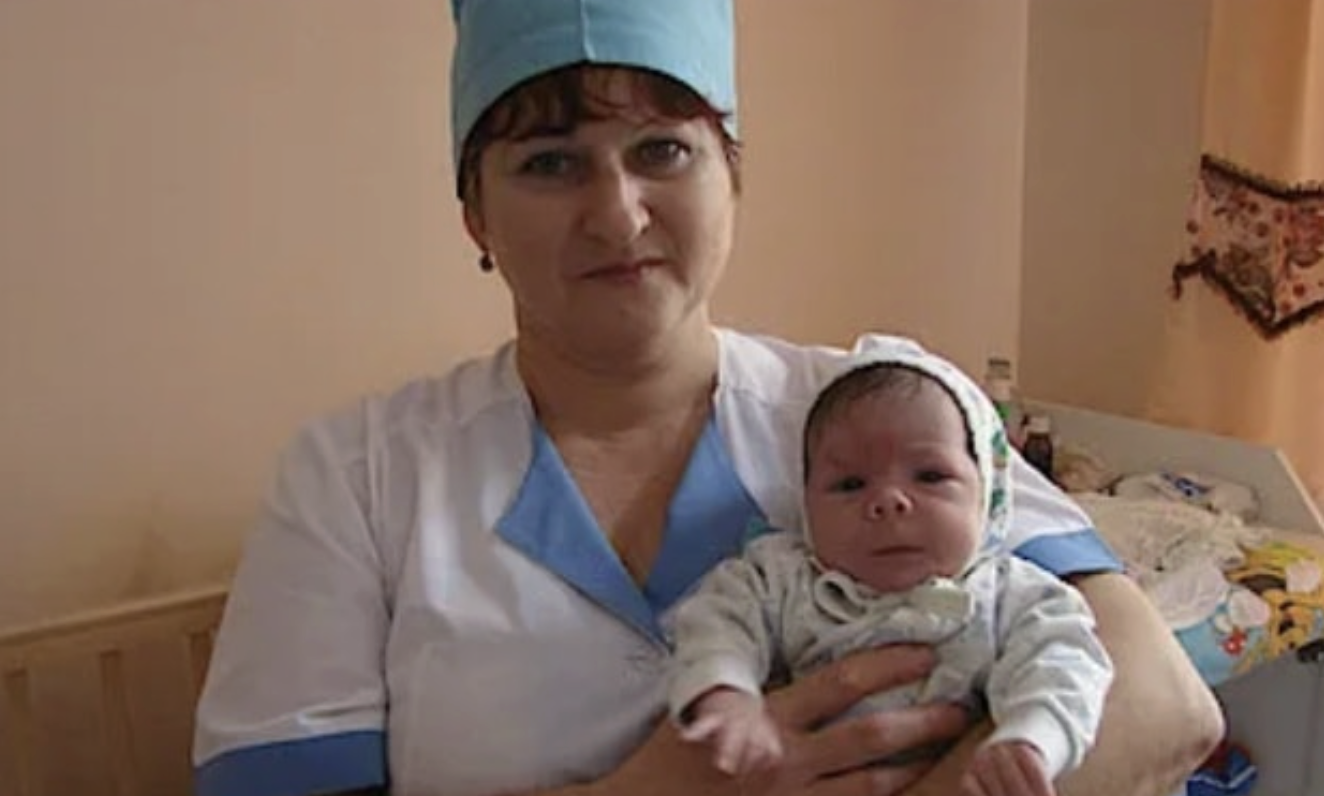 Вимірюємо пульс і тиск. Медсестра схвильовано повідомляє, що пульс нижче норми — 90 на 60.Оглядаю жінку. Вона скаржиться на сильний біль в животі. Слухаю серцебиття дитини-воно відсутнє. командую:-Негайно на каталку і в операційну!Сьогодні я перебував на чергуванні в акушерському відділенні. Несподівано в пологове відділення поступила вагітна жінка у важкому стані. Мене викликали на допомогу.Жінка скаржилася на біль в області живота. Породілля до того вже двічі народжувала. Правда, шляхом кесаревого розтину.