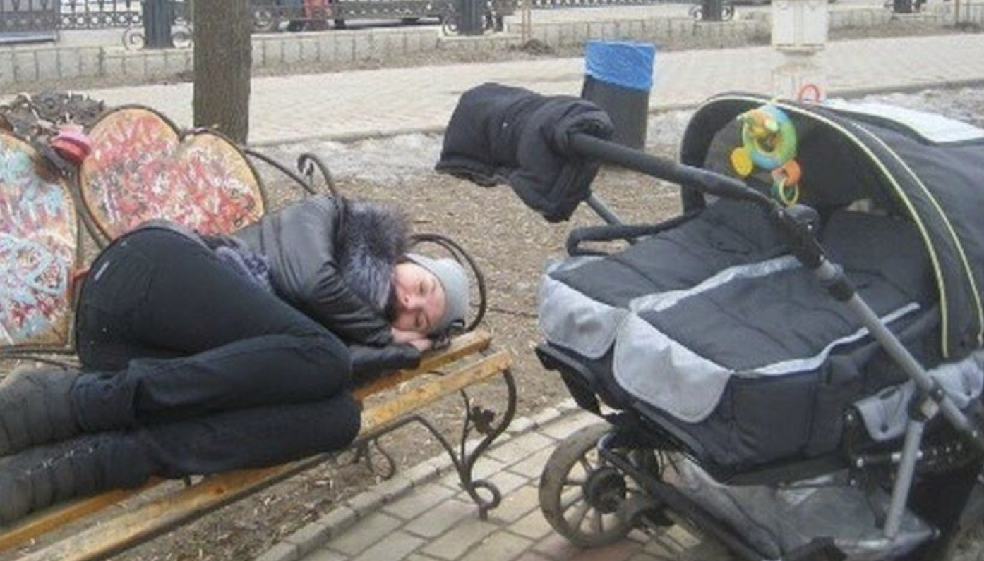 Дівчина спала на лавці біля коляски, в якій плакала дитина…