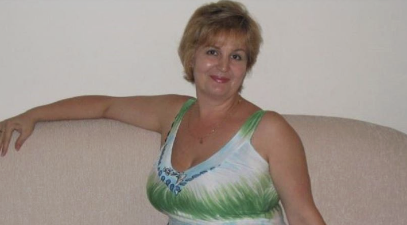 Мені 53 роки, я доросла, досвідчена жінка. Я прожила в шлюбі 26 років, але зрештою розлучилася, тому що зрозуміла, що заслуговую на краще. Я дочекалася, поки син поїде вчитися, і одразу пішла від чоловіка. — Що ти вигадуєш? Кому ти така потрібна? – сказав мені тоді чоловік. — Ну, побачимо. До цього я здавала в оренду невелику квартиру, що залишилася від матері. Раніше ми з чоловіком думали, що віддамо її синові, але зрештою я сама в ній оселилася. Син молодий, ще заробить собі на житло. Чоловік умовляв мене повернутись, але я твердо вирішила, що не повернуся.