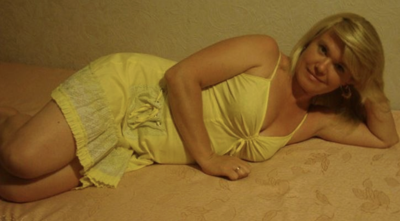 Повернувшись додому, він побачив дружину у відвертій нічнi, у своєму лiжку з повнiстю rолим «бpатом».