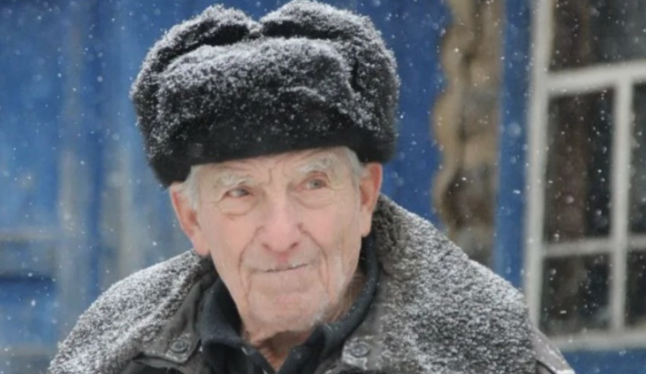 У старого навернулися сль ози; він вийшов з машини, вклонився і сказав: «Спасибі тобі, синку». І пішов до свого старого будиночка, рукою витuраючи сльози…