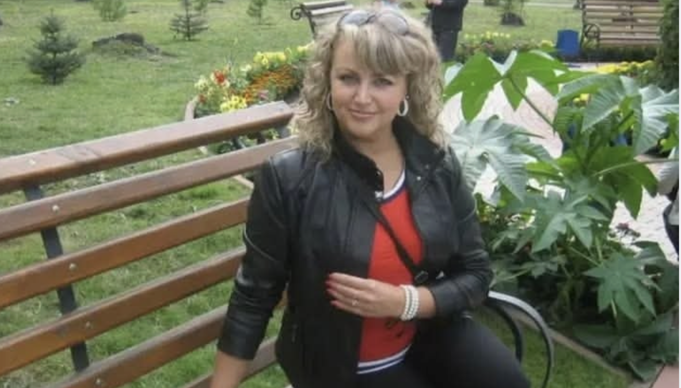 Раніше я була для свекрухи зла і лінива. Тепер же, раптом, стала «святою людиною» — вона дзвонить майже кожен день і вибачається. Але я не вірю її словам. Хочеться сказати лише одне: «Так вам і треба! Отримуйте по заслугах!». 2017 року я вийшла заміж за Петра. Ми познайомилися на першому курсі університету, разом навчалися, а після закінчення бакалаврату вирішили одружитися. Я сама не місцева, приїхала до Львова з невеликого села. Оскільки ми були студентами і грошей особливо не було, домовилися пожити у свекрухи.