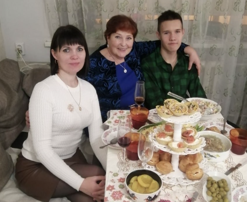 Майбутня невістка мені одразу не сподобалася. А свати – то такі люди! Одразу видно, в кого донечка пішла. Після знайомства з ними я вкотре переконалася, що син точно не буде щасливим у цьому шлюбі. Молю Бога, аби він все-таки відвернув мого сина на праведний шлях! БАЧИЛИ Б ВИ ЦИХ ГОРЕ-РОДИЧІВ – САМІ Б З ТОЇ КВАРТИРИ ТІКАЛИ!