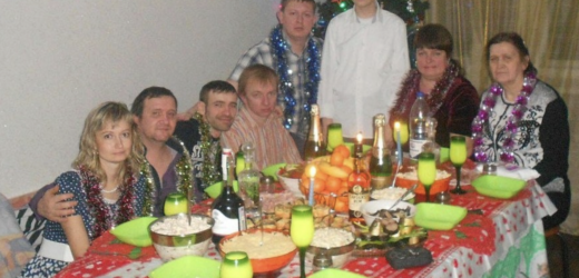 Доню, тато дуже хворий! Потрібні гроші на лікування! – Мама стояла в мене на порозі й заливалась слізьми. Вона благала допомогти. А я все згадувала ту вечерю на Святого Миколая, коли батько зруйнував моє життя… Порадьте, як мені бути?