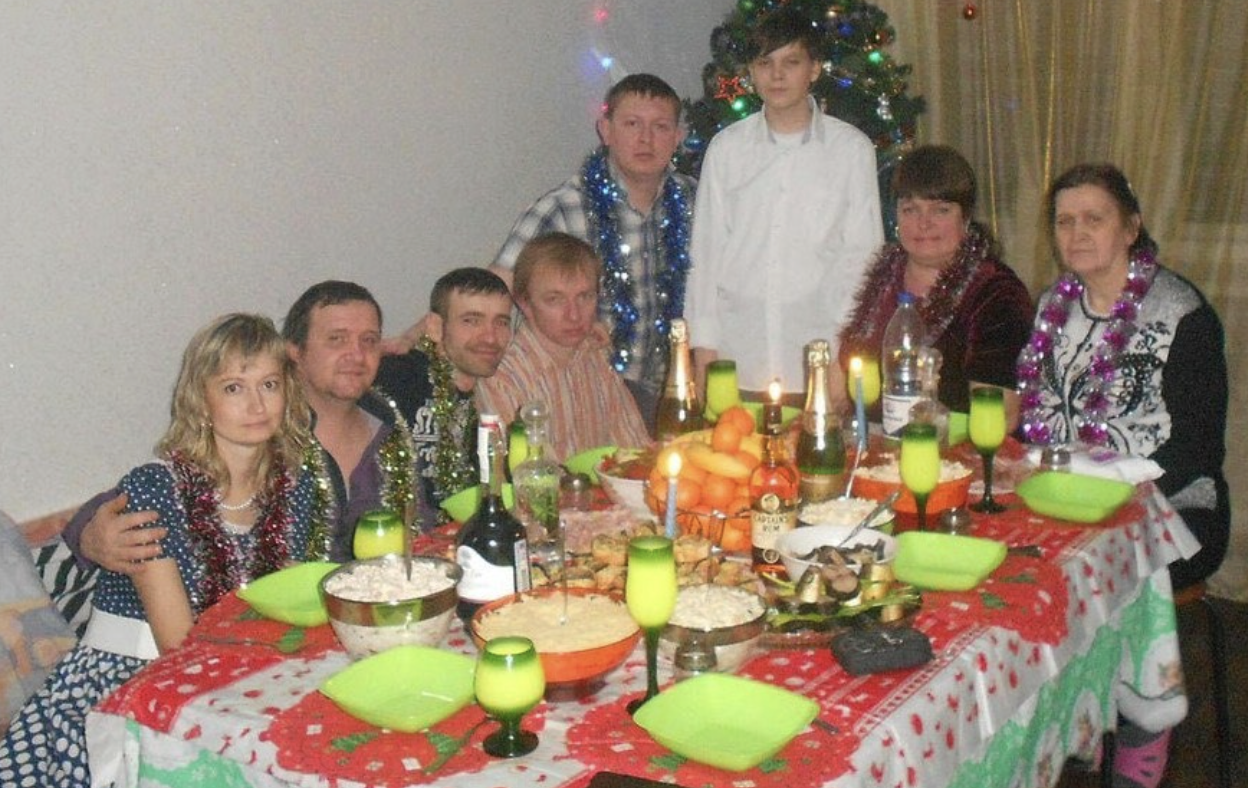 Доню, тато дуже хворий! Потрібні гроші на лікування! – Мама стояла в мене на порозі й заливалась слізьми. Вона благала допомогти. А я все згадувала ту вечерю на Святого Миколая, коли батько зруйнував моє життя… Порадьте, як мені бути?