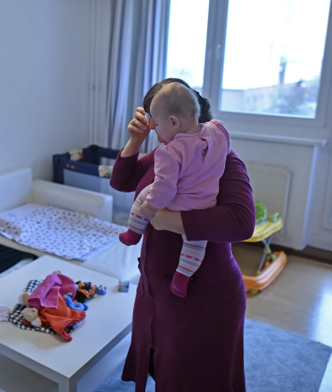 ” У мене є дочка, Твоя дочка. – Як моя? Ми ж… ми оберігалися” !– Тиша. Потім ” вuб.ух” . – Щоооо?! –що означає дочка ? У тебе ж 4-та стадія! – Яка різниця?…– Вона “нещасна”…