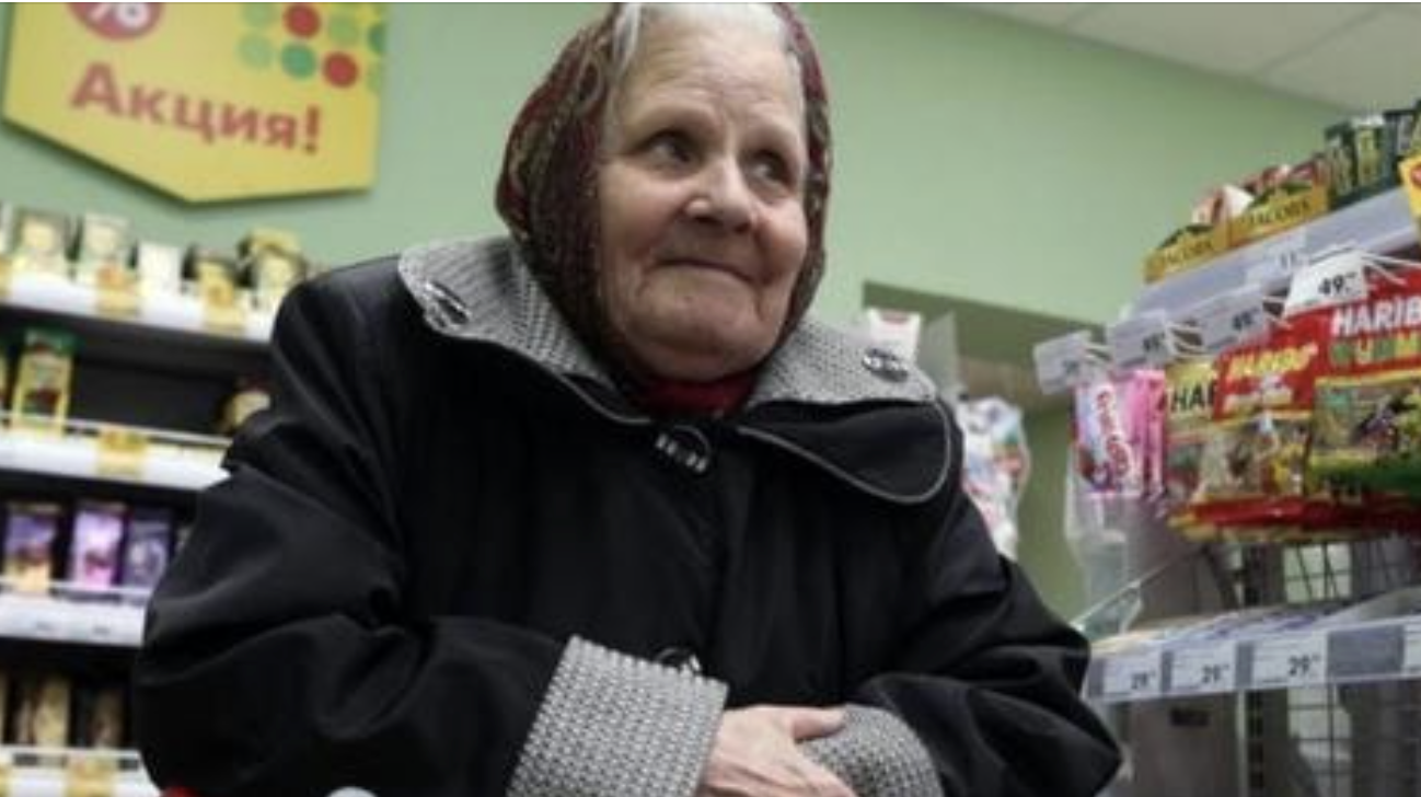 Коли касирка грубила одній бабусі, я хотіла вступитись за неї, ось тільки з кінця черги вийшов чоловік із блокнотом.