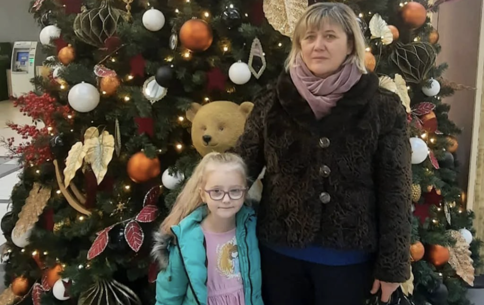 Онучці 6 рочків, приїхала до мене в село на зимові канікули. Все було добре до того моменту, аж поки Оленка не почала давати мені образливі клички. – Оленочко, а де ти такі слова почула? Не можна так говорити, то погане слово!  – Так мама і тато про тебе кажуть постійно, як дзвониш!  Я була в шоці.