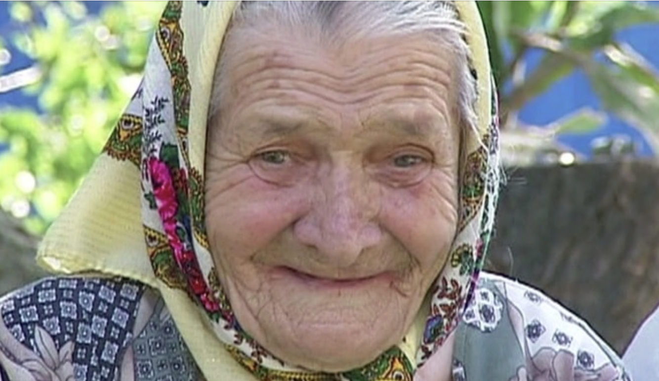 Коли сільська бабця підійшла до каси, всі дивилися на неї з презирством, але як тільки вона дістала телефон з сумки, всі ахнули в захваті…