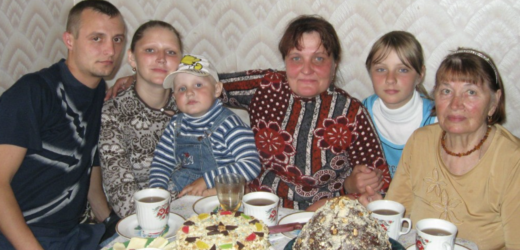 Олег приїхав у гості до родичів. Він завжди привозив їм важкі сумки з продуктам. Але цього цього разу вирішив нічого не купувати. Тільки племінникам по шоколадці. Олег зайшов на кухню і виклав на стіл все що привіз. – Вибачте, все що зміг, – сказав він. – Як це що зміг?! Я ж просила сину новий телефон, – сестра аж встала зі стільчика. – А де моя ковбаса? – невдоволено сказав брат. Олег не вірив у те, що відбувається