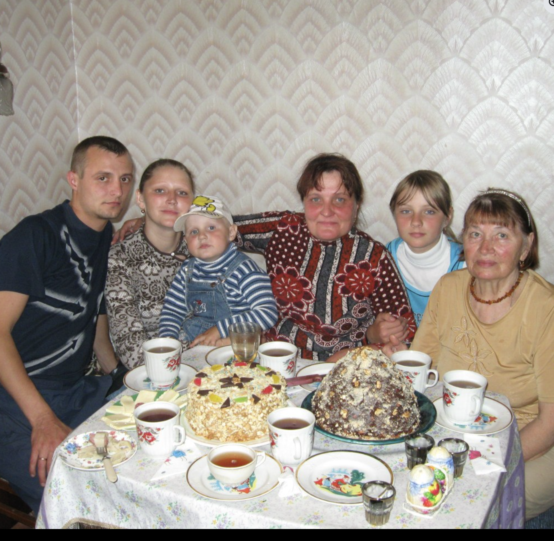 Олег приїхав у гості до родичів. Він завжди привозив їм важкі сумки з продуктам. Але цього цього разу вирішив нічого не купувати. Тільки племінникам по шоколадці. Олег зайшов на кухню і виклав на стіл все що привіз. – Вибачте, все що зміг, – сказав він. – Як це що зміг?! Я ж просила сину новий телефон, – сестра аж встала зі стільчика. – А де моя ковбаса? – невдоволено сказав брат. Олег не вірив у те, що відбувається