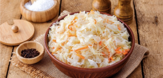 Бабусин метод: Скільки солі треба додати, щоб квашена капуста вийшла соковитою та хрумкою