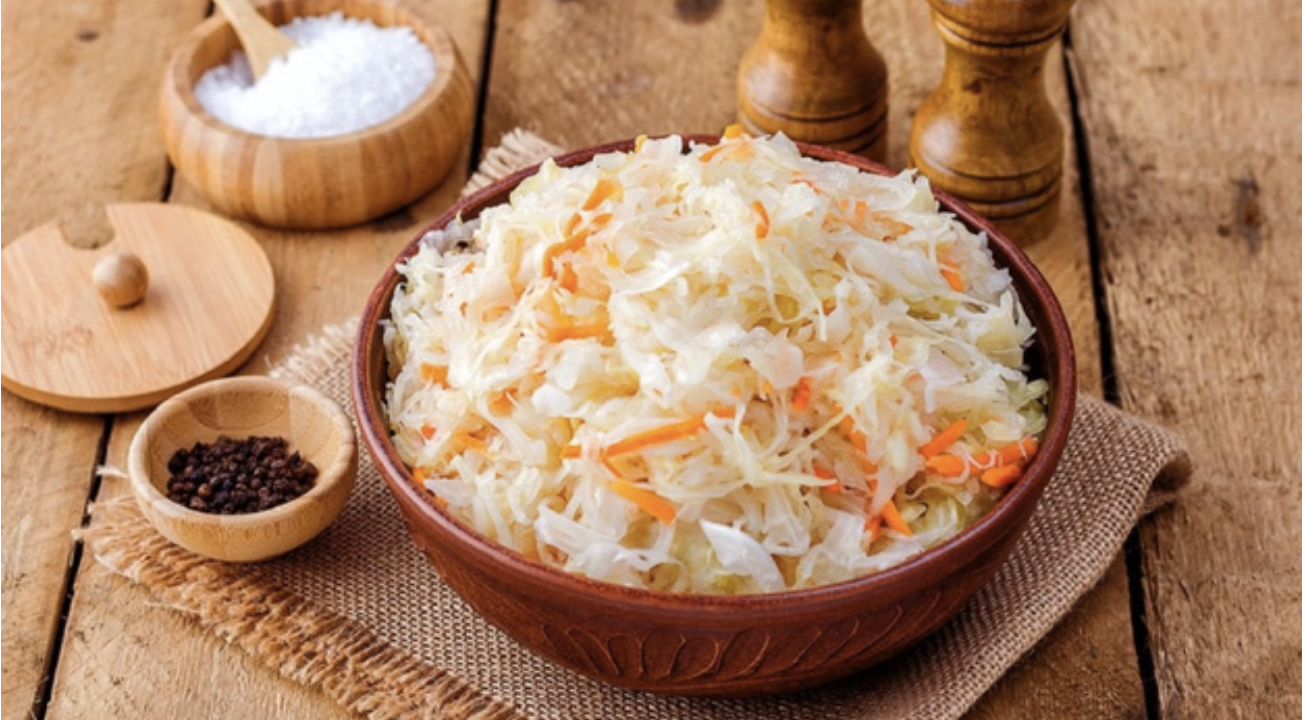 Бабусин метод: Скільки солі треба додати, щоб квашена капуста вийшла соковитою та хрумкою