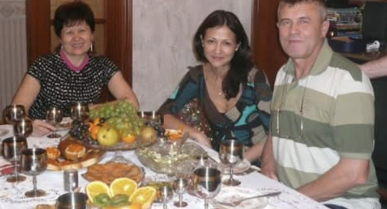 У самий розпал мого 60-річного ювілею, син із донькою заявили, що в них для мене є сюрприз. Побачивши це перед гостями я від почервоніла від сорому…