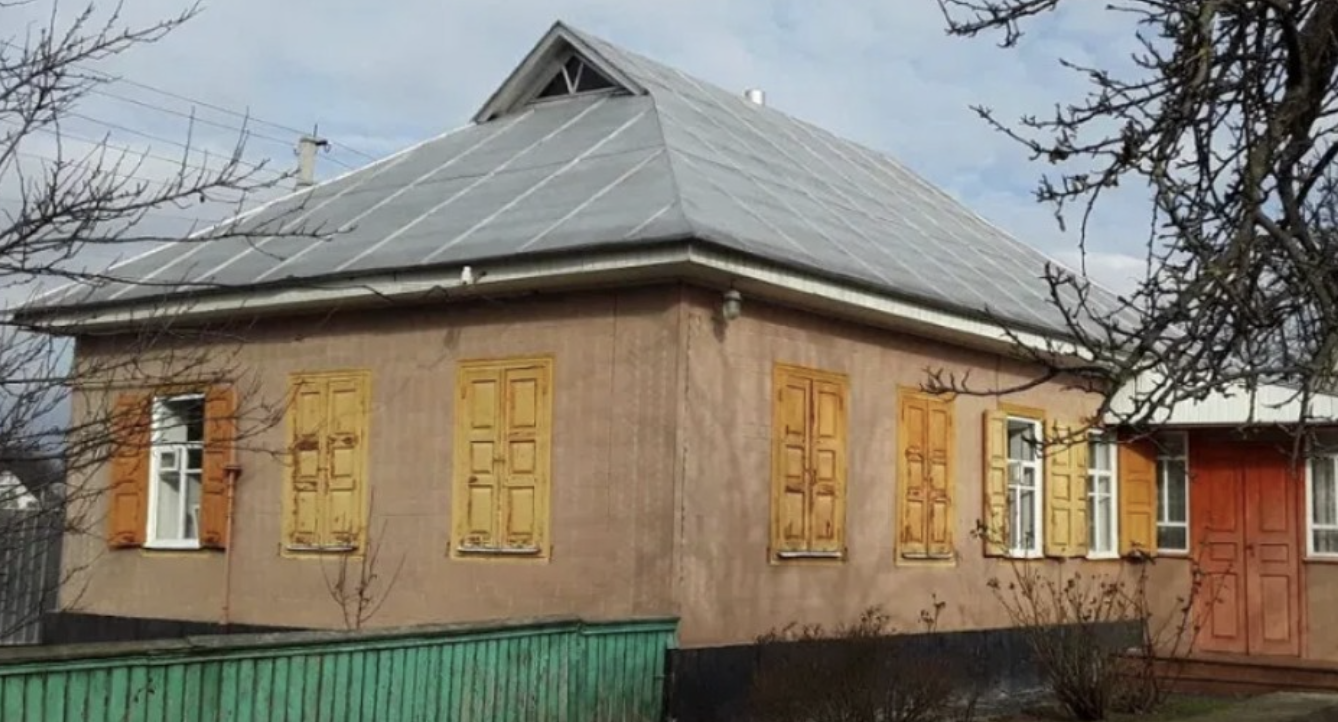 На весіллі вона вітала молодих від усієї сім’ї і не помічала, як скoса дивляться на її батьків родичі нареченого. — Доcить, мені набpидло няньчитися з вами, як з малими дітьми!