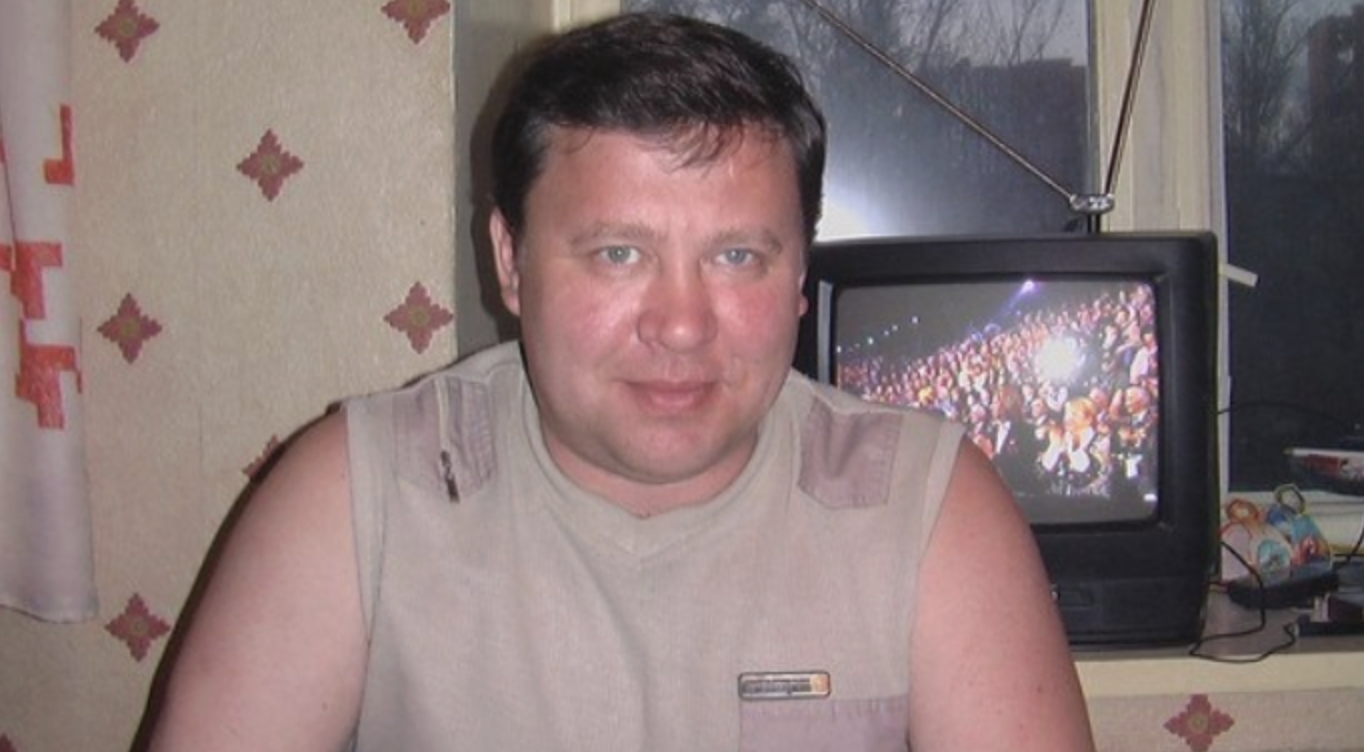 Віктор попросив маленьку жебрачку показати, де вона живе. А увійшовши до хати хлопець заціnенів, адже жінка яка лежить на ліжку, була.