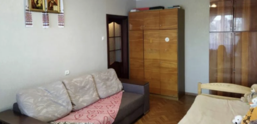 Ольга Іванівна вирішила відвідати доньку та зятя. Жінка приїхала до квартири молодих, та натиснула на дзвінок. Двері їй відкрила сваха. – Дивно, – подумала Ольга. – А вона що тут робить? Жінки пройшли на кухню. – А Світлана та Сергій де? – запитала Ольга Іванівна. – Сергій скоро буде, – відповіла сваха. – Він взяв останнє замовлення і вже їде додому. – А Світлана, – перепитала Ольга. Сваха задумалася і тихо сказала: – Це повинен сказати вам Сергій. Ольга Іванівна здивовано дивилася на сваху, нічого не розуміючи…