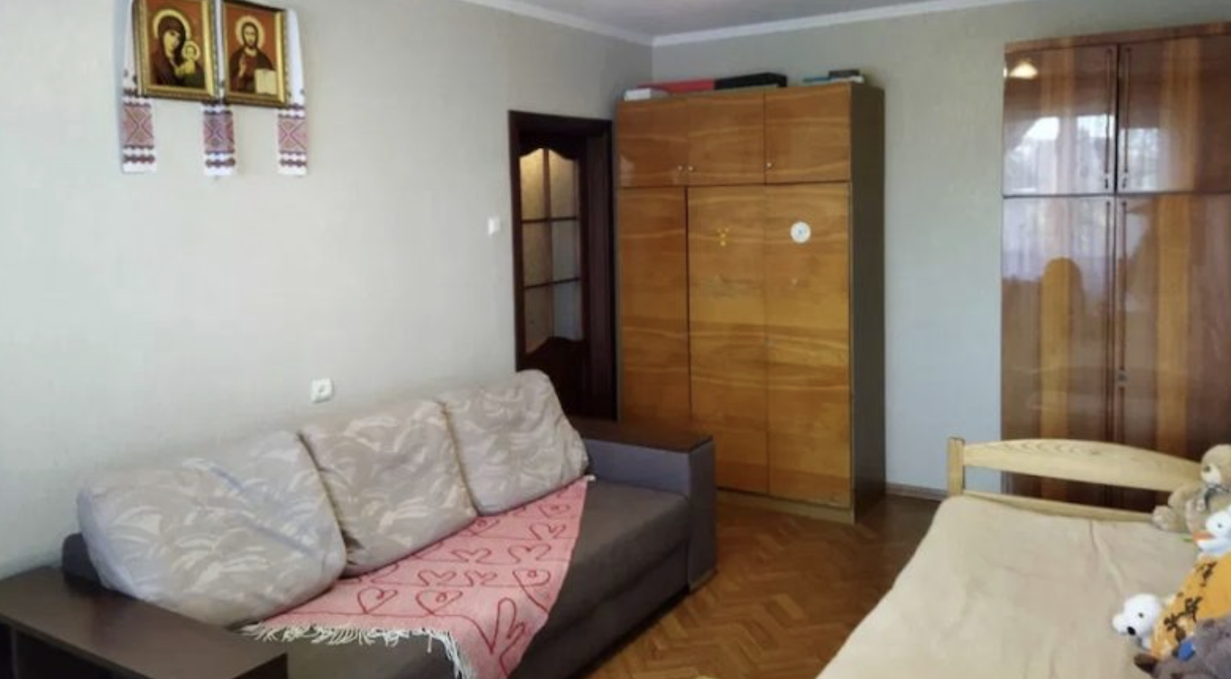 Ольга Іванівна вирішила відвідати доньку та зятя. Жінка приїхала до квартири молодих, та натиснула на дзвінок. Двері їй відкрила сваха. – Дивно, – подумала Ольга. – А вона що тут робить? Жінки пройшли на кухню. – А Світлана та Сергій де? – запитала Ольга Іванівна. – Сергій скоро буде, – відповіла сваха. – Він взяв останнє замовлення і вже їде додому. – А Світлана, – перепитала Ольга. Сваха задумалася і тихо сказала: – Це повинен сказати вам Сергій. Ольга Іванівна здивовано дивилася на сваху, нічого не розуміючи…