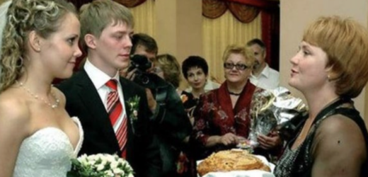 Весілля ми зіграли скромне. Приїхали тільки рідні і сусіди. Свекруха подарувала найбільше грошей. А потім встав свекор і почав розмову…