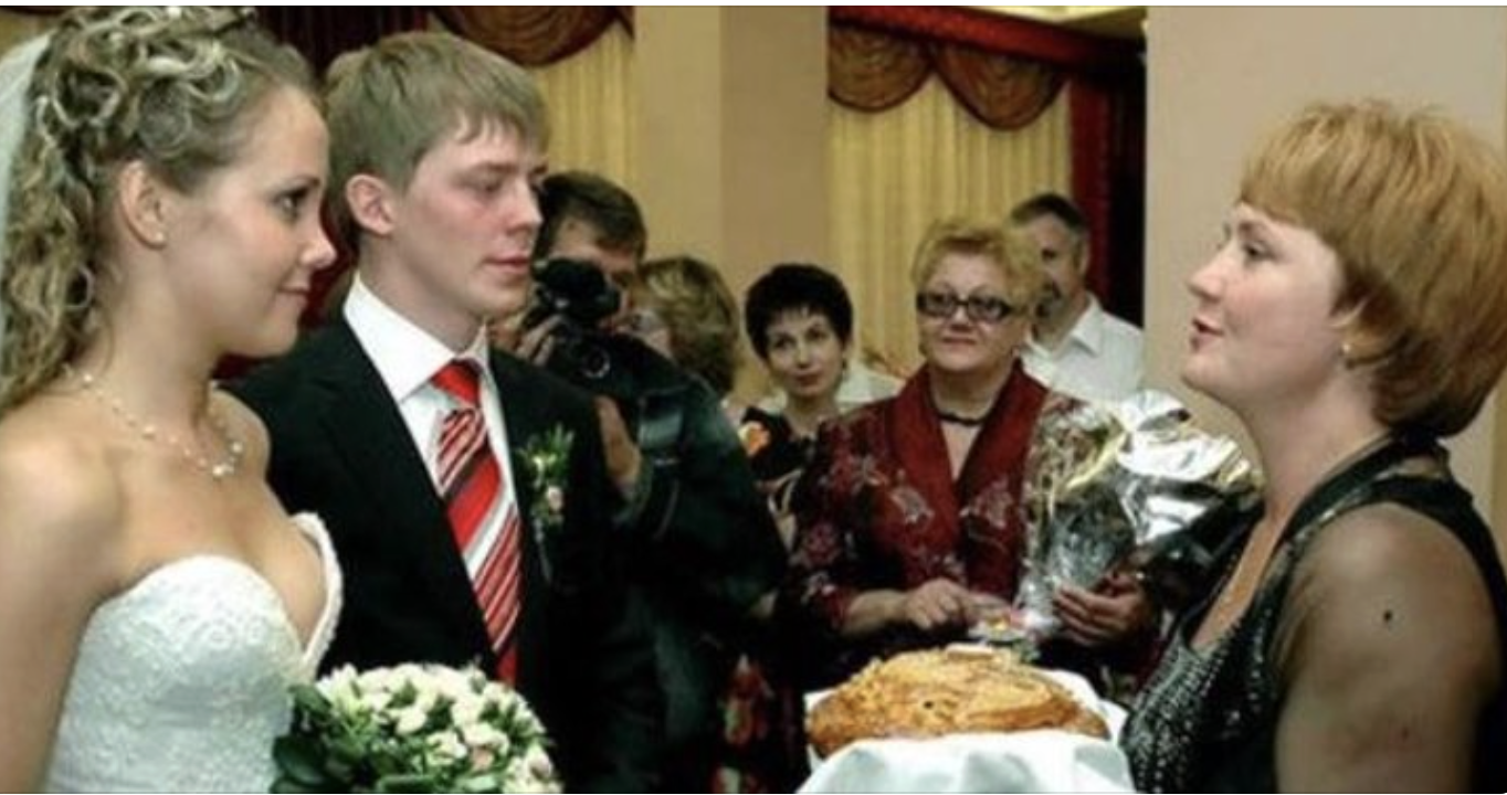 Весілля ми зіграли скромне. Приїхали тільки рідні і сусіди. Свекруха подарувала найбільше грошей. А потім встав свекор і почав розмову…