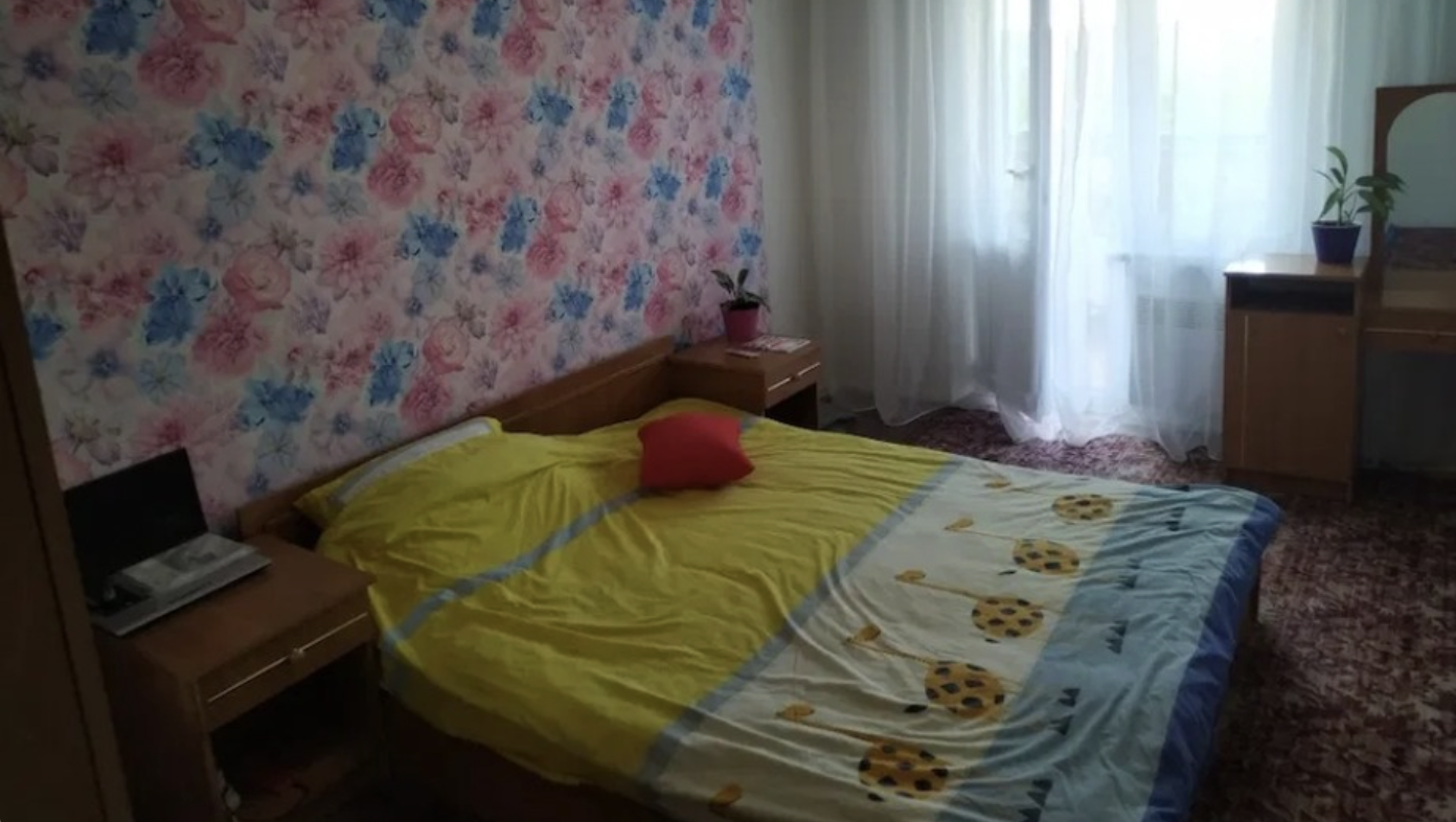 Дмитро, ти скоро приїдеш? – спитала Галя, подзвонивши чоловіку на роботу. – Скоро. Вже майже закінчив, – відповів чоловік. – Ну, давай, не затримуйся! Розмова тут є, – раптом сказала дружина. – Щось сталося? – захвилювався Дмитро. – Та як тобі сказати… Ти приїдь, тобі краще самому все побачити, – видихнула Галина і поклала слухавку. Дмитро, залишивши всі справи і кинувся додому, чоловік навіть і не знав, що й думати…