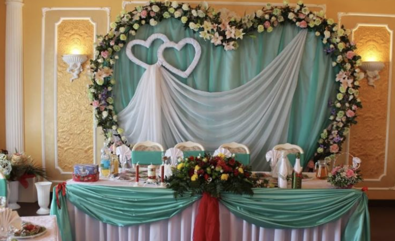 Нахабна донька! Пізно ввечері Віра зателефонувала до Геннадія, коли він втомлено сидів у своєму кріслі після довгого робочого дня. Валентина, його дружина, простягла йому телефон і сказала: -Тобі дзвонять … Минуло більше року відколи Віра дзвонила востаннє, тому Геннадій вагався, перш ніж відповісти, але вирішив таки зняти трубку, думаючи, що, можливо, щось трапилося. Віра говорила з ним так, ніби вони говорили нещодавно, лише кілька днів тому. Вона оголосила, що одружується і їй потрібні гроші на весілля, припускаючи, що Геннадій доnоможе. Геннадій погодився доnомогти дочці та хотів запитати, хто наречений, але Віра вже повісила слухавку..