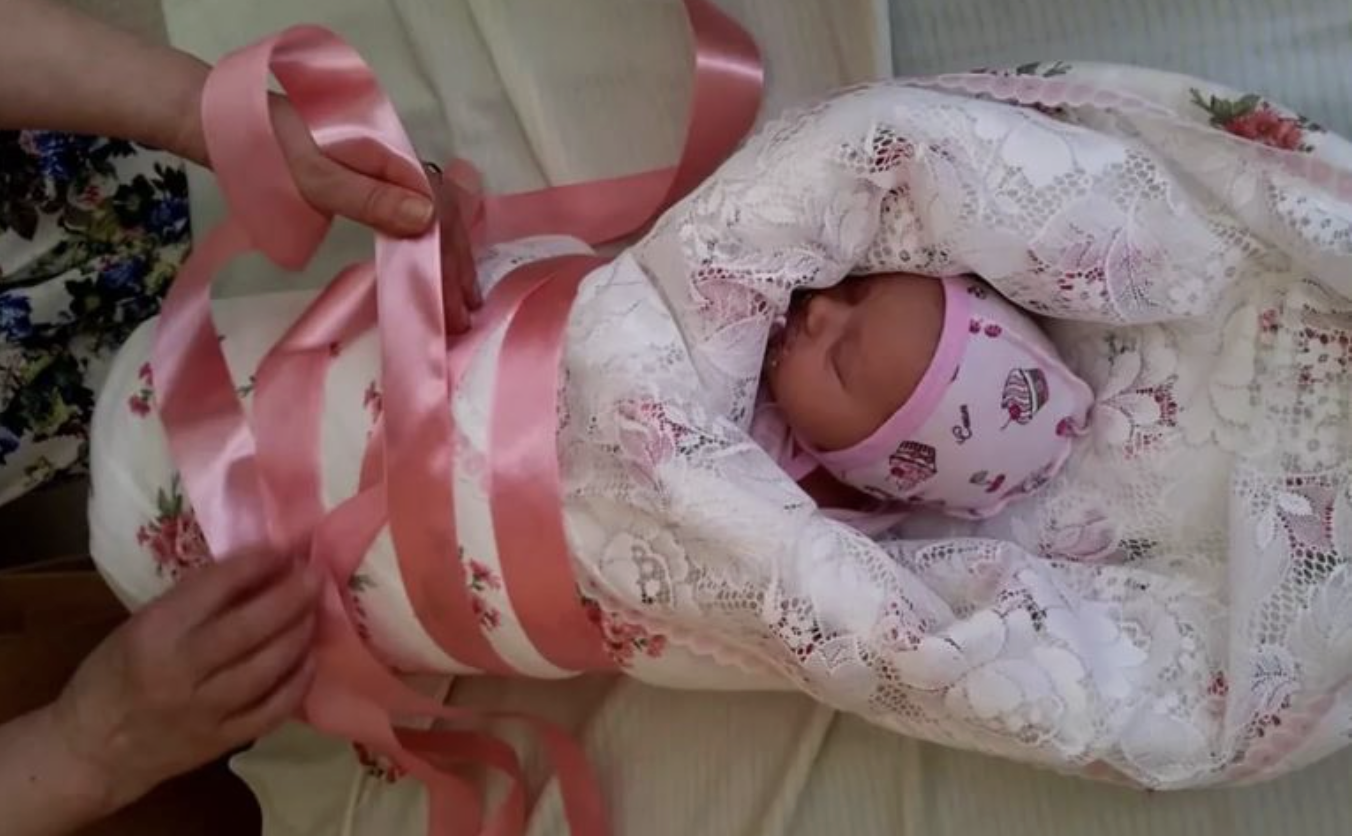 СВЕКРУХУ НАЧЕ ПІДМІНИЛИ…  Пологи були складними, і моїй дочці довелося провести кілька днів у дитячому відділенні інтенсивної терапії та ще два місяці під суворим наглядом лікарів. Незважаючи на це, моя донечка виявила бойовий дух і зараз перебуває на шляху до одужання. Коли ми повернулися додому, ми почали оформлювати документи нашої дочки, включаючи свідоцтво про народження та прописку. Однак при спробі зареєструвати її у квартирі, в якій ми жили, що належить моїй свекрусі, ми зіткнулися з труднощами. Мати чоловіка не дозволила нам зареєструвати дитину…