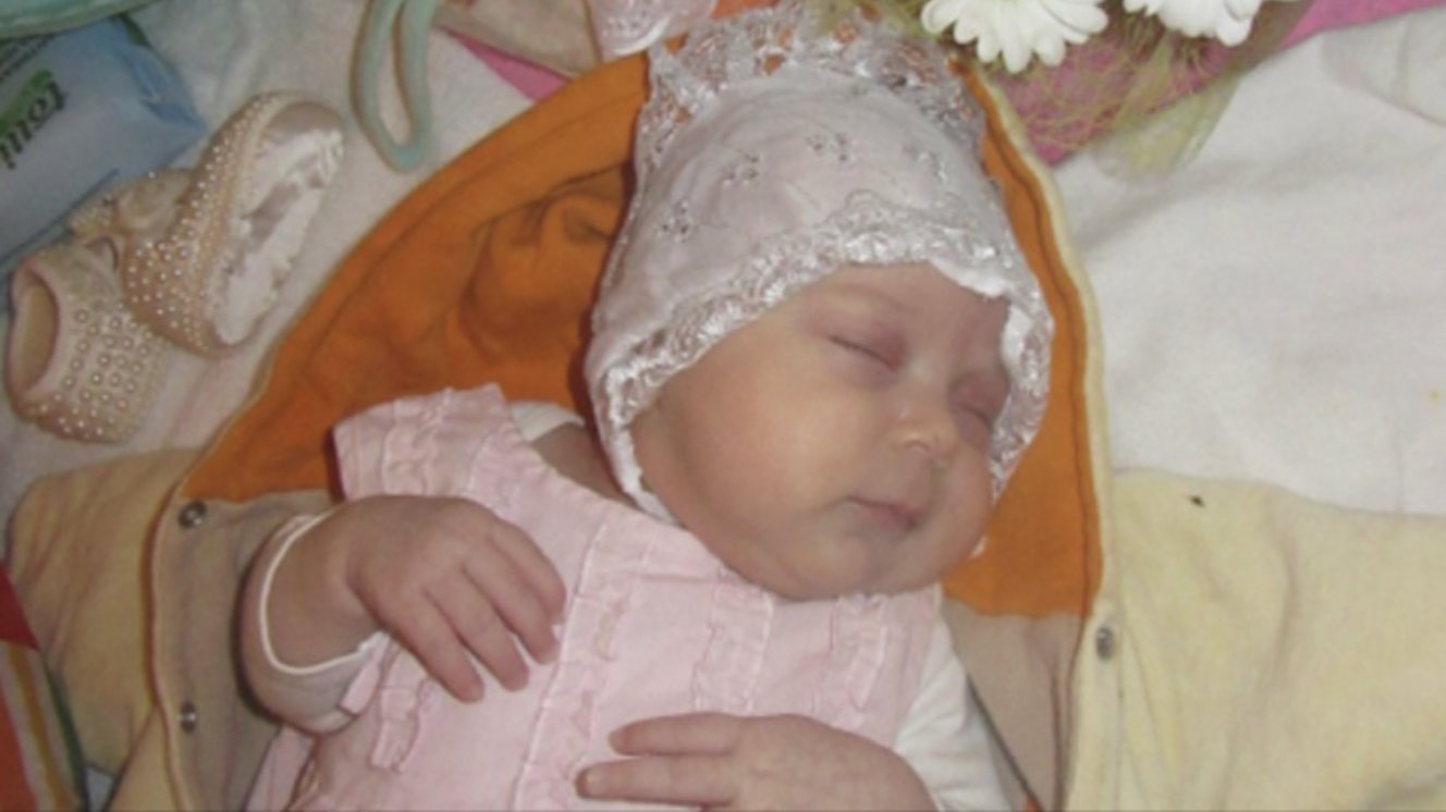 В неділю на хрестинах, ім’я дитини до сих пір не виходить з голови Запросили нас з чоловіком на хрестини. Народила свою першу дитину сестра його кращого друга і нашого кума за сумісництвом. Не знаю, навіщо вона нас покликала — ми не маємо до неї ніякого відношення, але відмовити було незручно. При цьому ми з чоловіком вирішили на банкет не йти — тільки під’їхати до церкви, привітати і виїхати. Не більше.