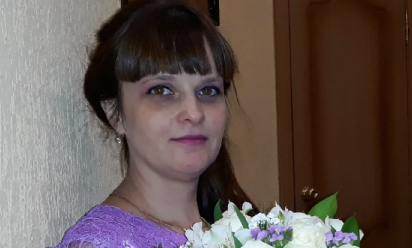 Коли Оля розібрала валізу чоловіка, вона раптом побачила якийсь пакетик. Коли відкрила, від побаченого ахнула.