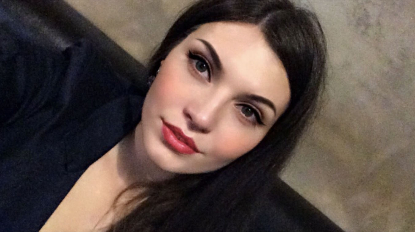 Всі мої однокласники завжди сміялися наді мною. Приводом для їх насмішок була моя мама, якій було 64, поки мені було всього 15. Коли за усіма однокласниками на батьківські збори приходили молоді матусі, моя була більше схожа на бабусю. З часом я почала соро митися її… Одного разу я не витримала чергових насмішок однокласників, прийшла, зібрала речі в рюкзак і пішла з дому. Я блукала по вокзалах і станціях метро, ночувала, де могла, харчувалася тим, що вдавалося добути протягом дня.