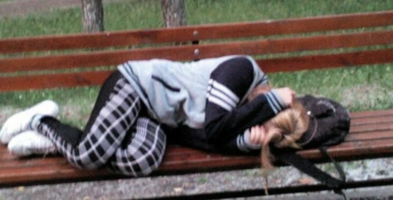 Оля прокинулася на вулиці поруч із бездомним чоловіком. Коли він розповів, що сталося вночі, Оля не хотіла вірити своїм вухам.