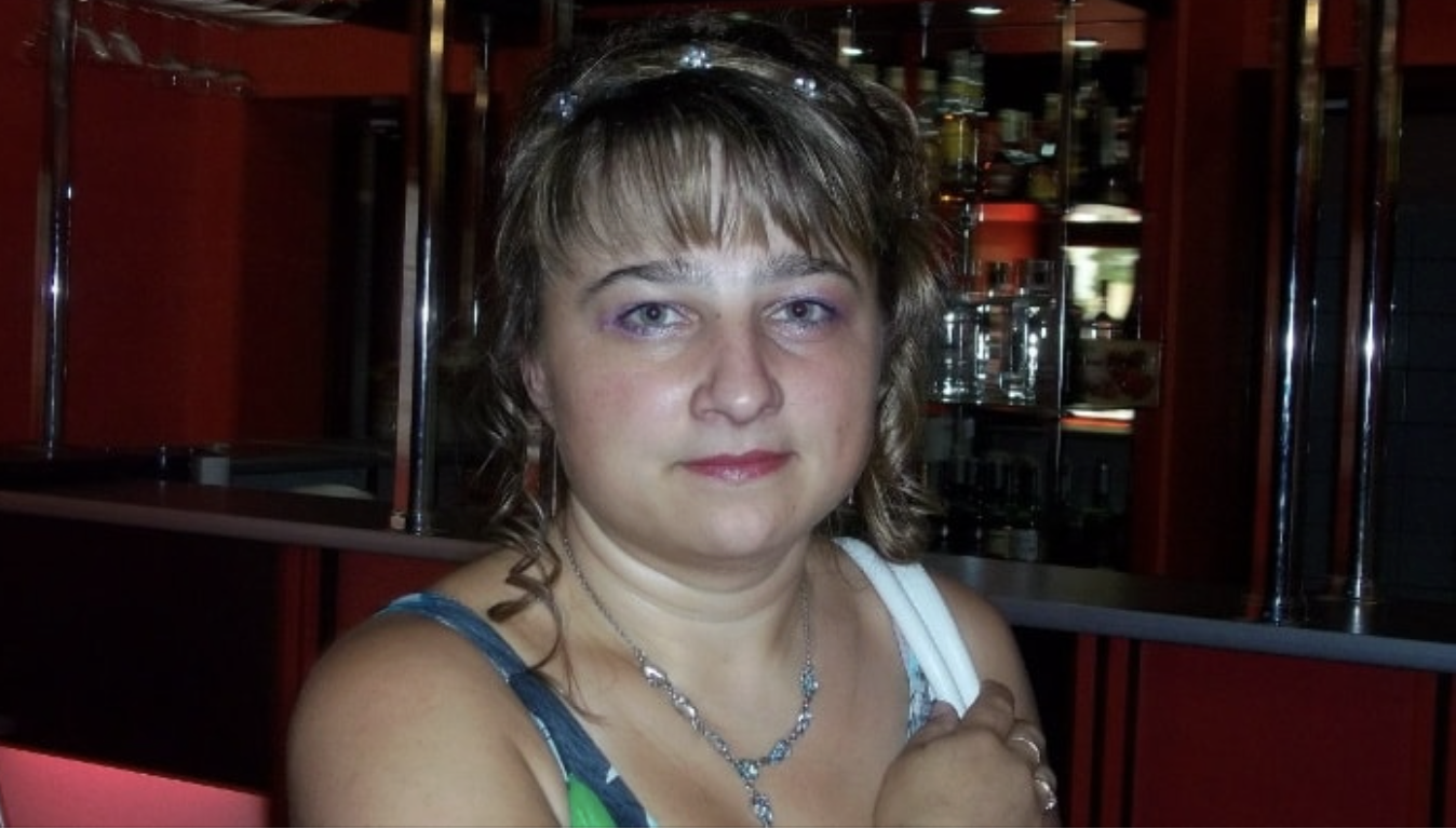 Коли я вийшла заміж, то мій чоловік Вітя сказав, що треба обов’язково поїхати до його мами в село, щоб я побачила його рідну домівку і місце, де він провів своє дитинство. Я погодилася, тільки з умовою, що ми житимемо в якомусь готелі. Мені було со ромно залишатися вдома у свекрухи, не хотілося її бентежити, та й я сама боя лася. Свекруха зустріла нас добре, напекла багато смаколиків. Але їй було nрикро, що ми не залишаємось у неї ночувати. Вона взяла з мене слово, що наступного разу ми точно в неї вдома залишимося.