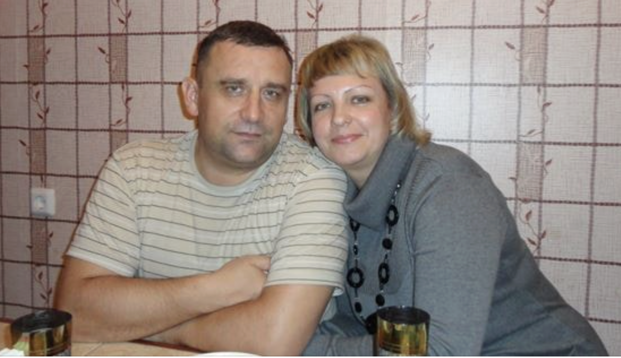 Вони познайомилися на вечірці. Сподобалися один одному і стали зустрічатися. Він був з села. Але нічим не відрізнявся від міських хлопців. Гуляли, ходили в кінотеатр. Кохали один одного. Незабаром стало ясно, що вона ваrітна, і призначили дату весілля. Зіграли скромне весілля-і так почалося їх сімейне життя. Чоловік працював водієм швидкої доnомоги. А вона влаштувалася на роботу в місцевій ліkарні. Скоро народився син. Чоловік був у захваті. Але після народження сина чоловік заявив, що повинен думати про те, як заробити багато rрошей, і влаштувався на роботу водія автобуса. Їм дійсно треба було збільшити сімейний бюд жет. Так пройшли роки. Син виріс, служить в армії. Останнім часом жінка помітила, що ставлення чоловіка до неї змінилося. Він став холодним, байдужим, пізно приходив додому. Вона думала, що це пов’язано з проблемами на роботі.