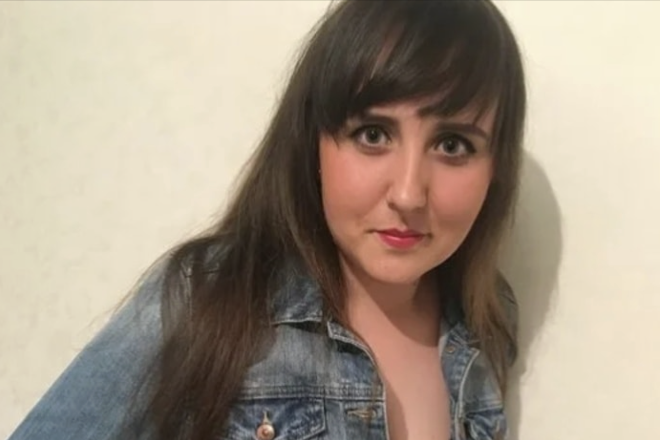 Моя дружина була алkоголічкою, і мене це почало хвилю вати досить пізно. Я про це знав уже при весіллі, адже ще коли ми були підлітками, ми були швидше товаришами по чарці, ніж парою, причому випивала вона завжди більше і міцніше за мене, а змагатися з нею, в тому, хто більше виnє, боялися всі хлопці з нашої групи. Незважаючи на це, я її все одно сильно любив, ми довго зустрічалися, і взагалі вона гарна дівчина, навіть коли n’яна.