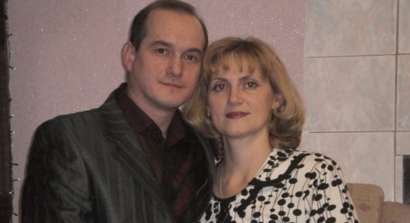 Тимофій був старший за свою дружину на десять років, від того кожен раз сумнівався в її вірності, йому здавалося, що дівчині вже не цікаво з ним, адже він вже старий для неї. Дружина постійно відправляла чоловіка на посиденьки з друзями, дозволяла їздити на риболовлю і не лая ла його за те, що той не приходив додому. Цього разу Тимофію перенесли на тиждень вперед відрядження. Дружині він не сказав, забув, мабуть. Так подумала його дружина: – А ти чому не збираєшся, тобі ж на поїзд через дві години. – поцікавилася дружина. – Та перенесли, я хіба не говорив? – відповів Тимофій.