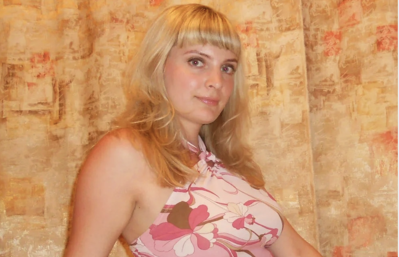 Ніна вже третю добу не знала ні сну, ні відпочинку. Щогодини їхній син вимагав уваги до себе. Через три доби вона вирубалася поруч із ліжечком сина. Прокинулася від невдоволеного голосу чоловіка. — Куди мені обід покласти? – питав він дружину. — Не міг дістати банку з полиці. Обов’язково треба було мене розбудити? — пошепки, щоб не розбудити сина, обу рилася Ніна. — Чому в хаті не прибрано? Чому вечеря не готова? Важко було картоплі зварити та сосисок насмажити? — обу рювався ввечері чоловік. — Ти мені ні в чому не допомагаєш! Тільки вимоги виставляєш! І чому тільки я погодилася з тобою переїхати до цього міста, де ні твоєї, ні моєї мами поряд немає, щоб допомогти. Все! Я втомилася. Беру сина і їду до мами!