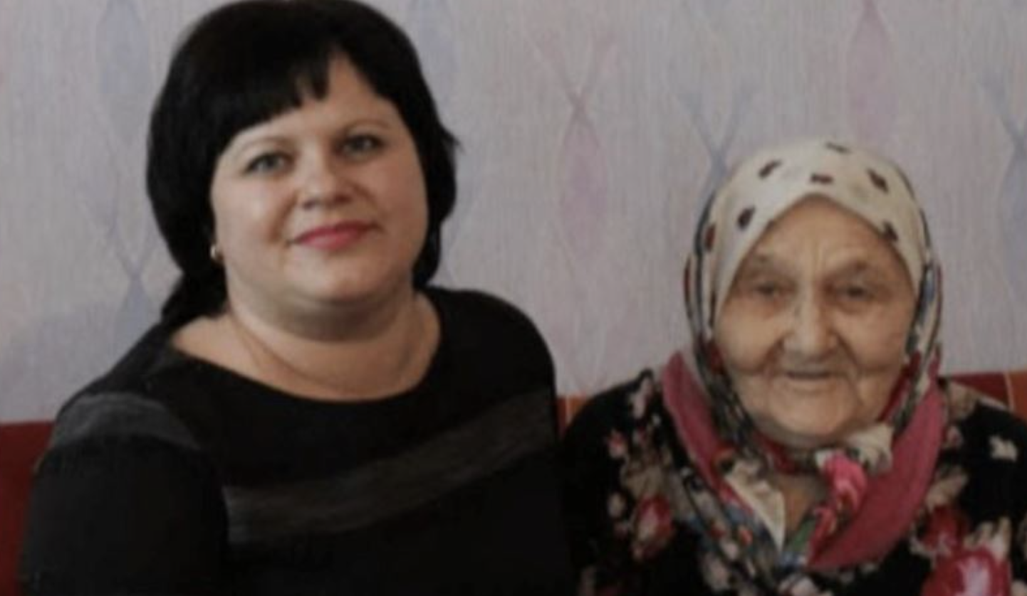 Моїй сусідці зараз 90 років. Так як це ювілей, я вирішила навідатися і привітати її. Але коли я увійшла в будинок – не змогла стримати сліз!