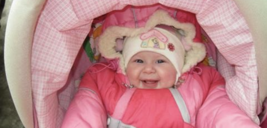 По мережі давно гуляє історія, яка багатьом здасться неправдоподібною. Але ми пам’ятаємо що насправді, життя закручує такі «сюжети», що «відпочивати» може будь-який режисер. Дивіться до кінця буде цікаво. Іван повертався з нічної зміни, втомлений донезмоги. Хотілося прийти і розтягнутися на ліжку, провалившись в глибокий сон. Робота була важ кою, але крім рудника влаштуватися після звільнення з колонії нікуди не вдавалося. Йому ще пощастило більше багатьох — хлопця взяла в знімну квартиру бригада вахтовиків. В його становищі можна було сподіватися тільки на вагончик поруч з роботою. Щоб зрізати дорогу, він звернув через парк, сподіваючись швидше дійти до під’їзду. Попереду на лавці він побачив великий згорток. Підійшовши ближче, хлопець оторопів. Загорнутий в якусь тканину або ковдрочку перед ним лежало немовля. Іван зупинився в глибокому розпачі.