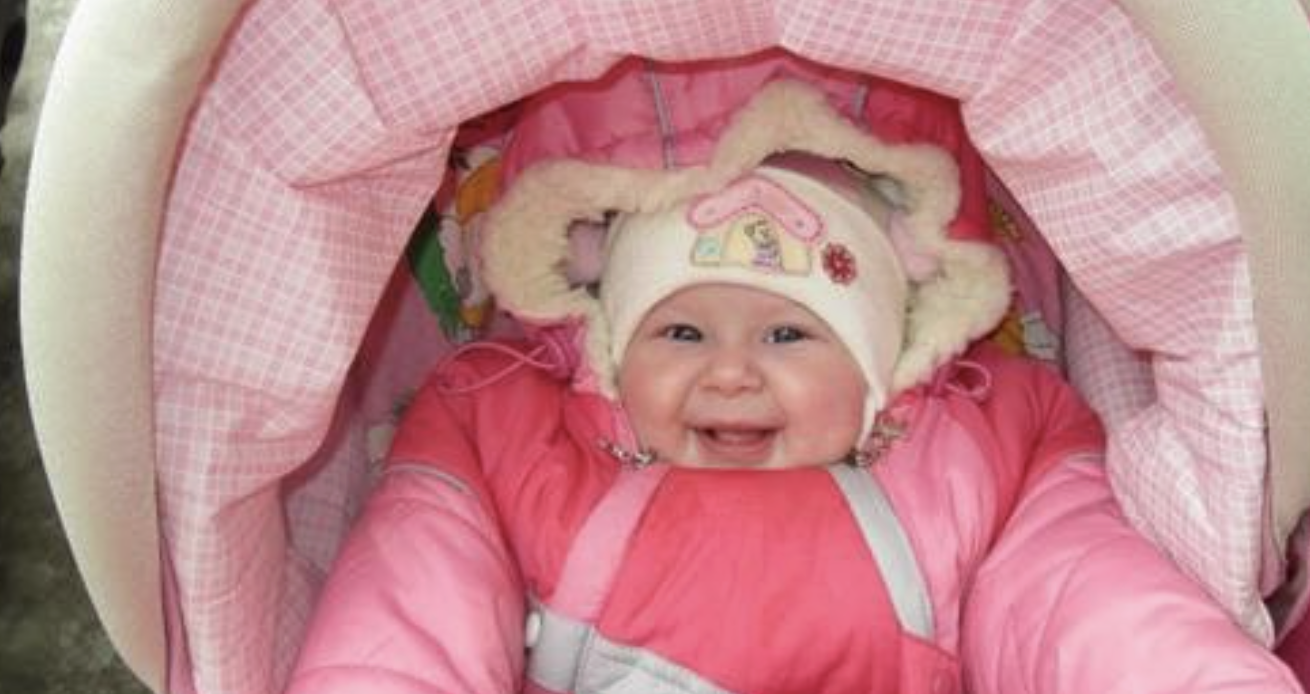 По мережі давно гуляє історія, яка багатьом здасться неправдоподібною. Але ми пам’ятаємо що насправді, життя закручує такі «сюжети», що «відпочивати» може будь-який режисер. Дивіться до кінця буде цікаво. Іван повертався з нічної зміни, втомлений донезмоги. Хотілося прийти і розтягнутися на ліжку, провалившись в глибокий сон. Робота була важ кою, але крім рудника влаштуватися після звільнення з колонії нікуди не вдавалося. Йому ще пощастило більше багатьох — хлопця взяла в знімну квартиру бригада вахтовиків. В його становищі можна було сподіватися тільки на вагончик поруч з роботою. Щоб зрізати дорогу, він звернув через парк, сподіваючись швидше дійти до під’їзду. Попереду на лавці він побачив великий згорток. Підійшовши ближче, хлопець оторопів. Загорнутий в якусь тканину або ковдрочку перед ним лежало немовля. Іван зупинився в глибокому розпачі.