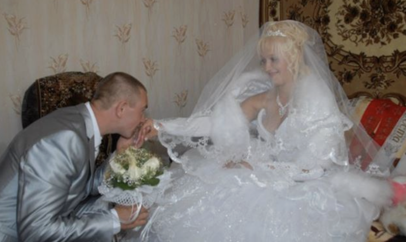 Вони вирішили видати мене заміж за свого сусіда Ігоря наступного місяця. Я плакала, розповідала про Івана, а батько грюкнув рукою по столу і наказав не ганьбити їх. У мене з рук забрали телефон і не дали розповісти про це Івану. Настав призначений день, незабаром мали приїхати гості і видати мене заміж за людину, яку я ледве знала. Коли я поїхала до села розповісти всім про Івана, не дослухавши мене, батьки принесли весільну сукню, сказавши, що це буде моє вбрання на весіллі з Ігорем..