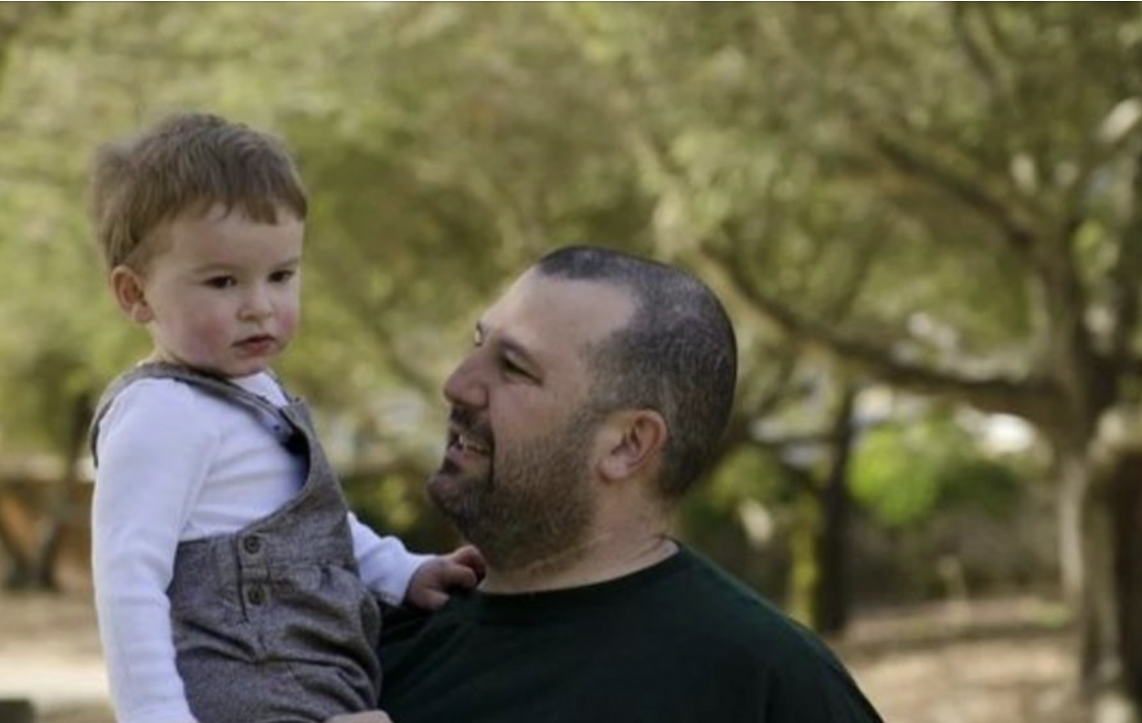 Якщо хочеш віддати його в ди-тячий будиноk, віддавай. Я не проти. Не я його ростив — сказав чоловік, тримаючи дитину за руку. Та у дружини були інші плани…