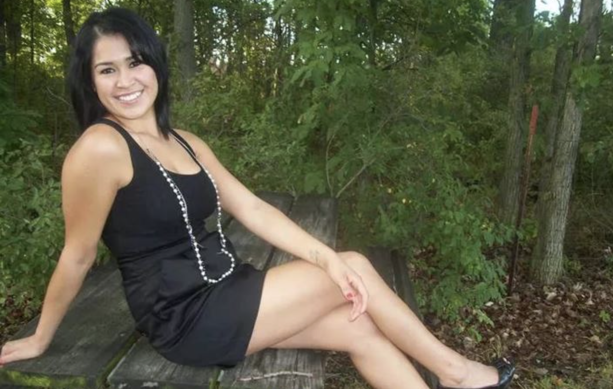 Протягом 10 років я вірила, що зможу направити свою сестру Аню на кращий шлях, вважаючи, що мої здобутки та досвід як старшої сестри дозволяють мені це зробити. У мене повноцінне життя з люблячим чоловіком, розумним сином та успішним невеликим бізнесом з виготовлення святкових ікебанів, свічок та м’яких іграшок. Аня, однак, завжди була менш стриманою, часто проливала сльози, коли чула моралі. Вона вийшла заміж за Рената – чоловіка, який здавався зайнятим, але насправді ніколи не працював, і Ані доводилося шукати фінансової допомоги на утримання родини у наших батьків. У результаті мої батьки, мій чоловік і я стали матеріально підтримувати Аню та її дітей..